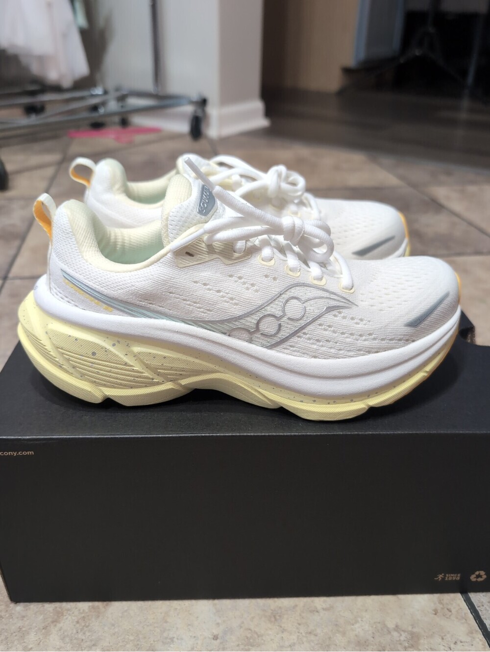 Saucony "Hurricane 25" Women's Stability Trainer & Running Shoe Size 6.5
